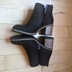 White Mountain Chelsea Boots